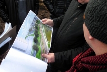 На одном берегу реки Мелекеска работают строители, на другом - природоохранная прокуратура